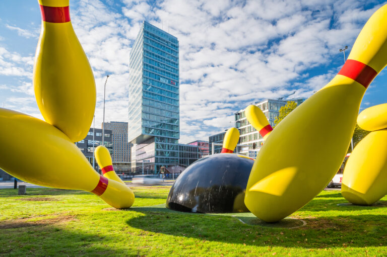 What are the advantages of a buying agent?