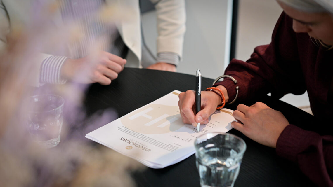 Contract ondertekening Contract Interhouse